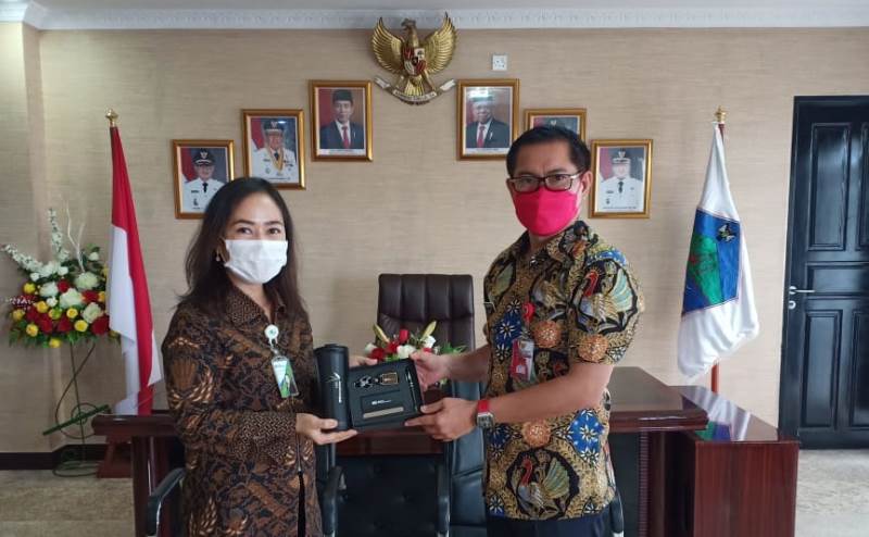 Pemkab Minut Lindungi 2 Ribu Pekerja Rentan, Non ASN, Aparat Desa dan BPD dengan Jamsostek - bupati-joune-ganda-dengan-kepala-bpjamsostek-kantor-cabang-bitung-minut-widhi-astri-aprillia-nia.jpg