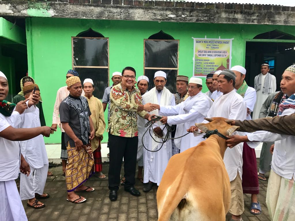 bupati-minahasa-jantje-sajow-serahkan-seekor-sapi_20170901_201006.jpg