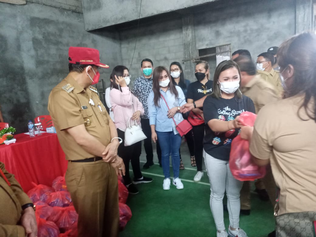 bupati-minahasa-royke-octavian-roring-menyerahkan-bantuan-kepada-korban-bencana-alam.jpg