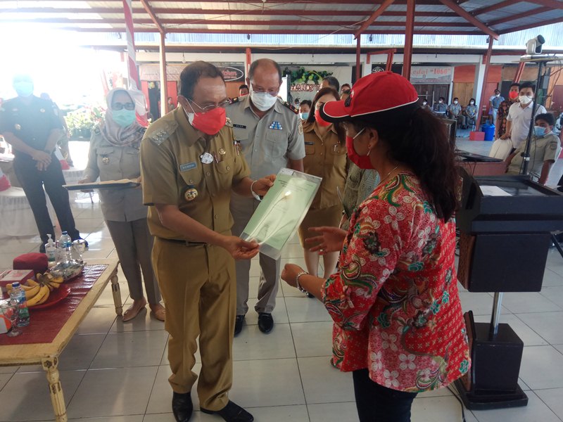 bupati-minahasa-serahkan-sertifikat-tanah.jpg