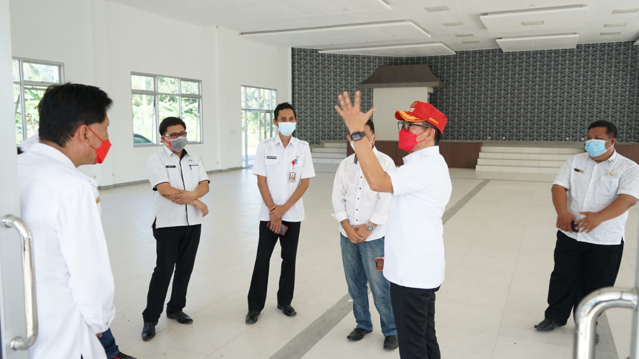 bupati-minahasa-utara-minut-joune-ganda-meninjau-lokasi-gedung-untuk-isolasi-mandiri-isoman67.jpg