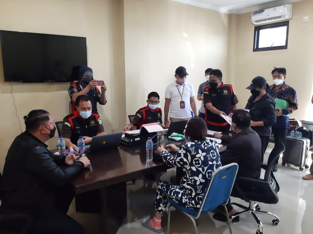 bupati-minahasa-vonnie-anneke-panambunan-jalani-pemeriksaan-oleh-petugas.jpg