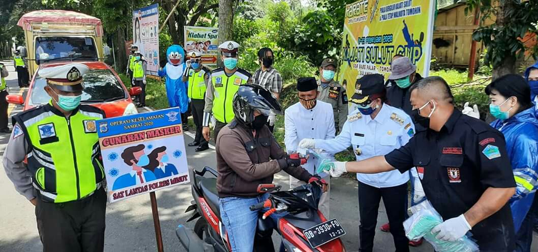 bupati-minut-bagi-bagi-masker.jpg