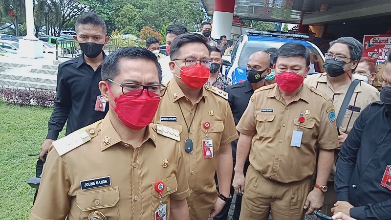 bupati-minut-joune-ganda-dan-wakil-bupati-minut-kevin-william-lotulung-senin-132021321.jpg