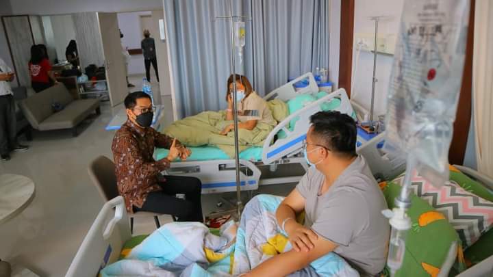 Bupati Minut Joune Ganda Kunjungi Wakilnya Kevin William Lotulung yang Jalani Rawat Inap