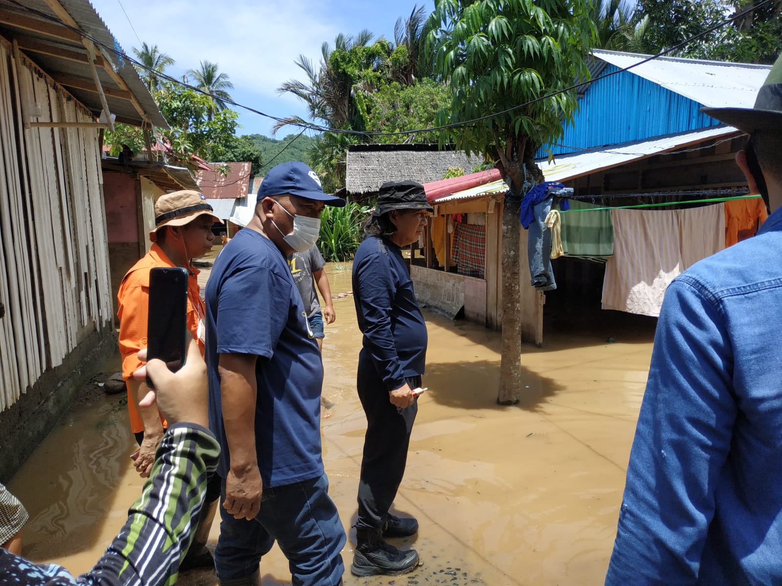 bupati-mitra-james-sumendap-turun-langsung-meninjau-penanganan-pasca-banjir09.jpg
