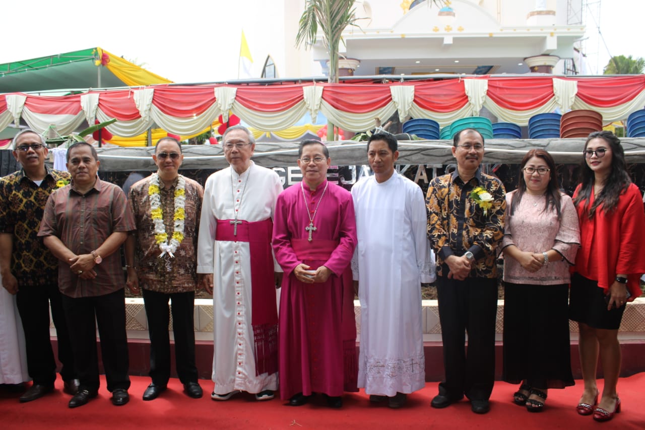 bupati-ror-serahkan-bantuan-pembangunan-gereja-rp-250-juta.jpg