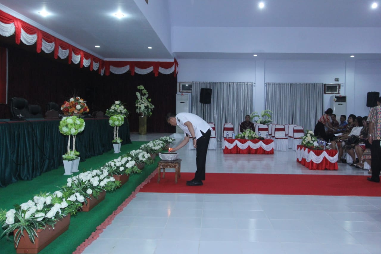 bupati-saat-memasang-lilin-diibadah-syukur_20180712_135410.jpg