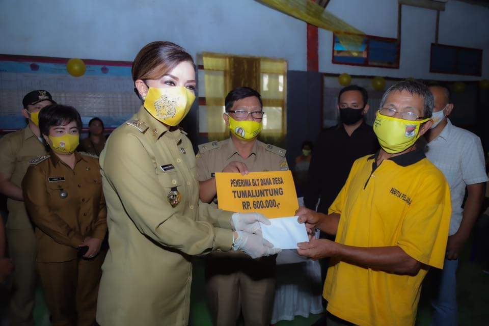 bupati-tetty-serahkan-blt-dandes.jpg