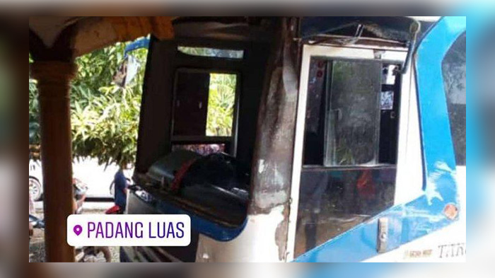 Bus Yang Ditumpangi Anak-Anak Alami Kecelakaan, Pecah Ban, Oleng dan Tabrak Sesuatu