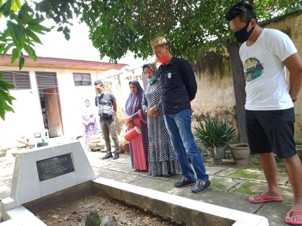 Sebelum Hadapi Pilkada, Iskandar Kamaru Kunjungi Makam Mantan Wabup Bolsel