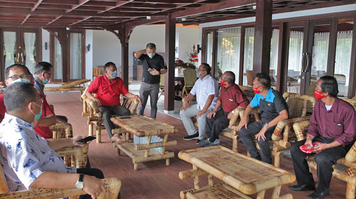 Melihat Aktivitas Olly Dondokambey, Sibuk Terima Tamu sampai Lupa Makan