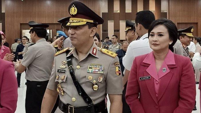 calon-tunggal-kapolri-komjen-pol-listyo-sigit-prabowo-dengan-istrinya-diana-listyo-1.jpg