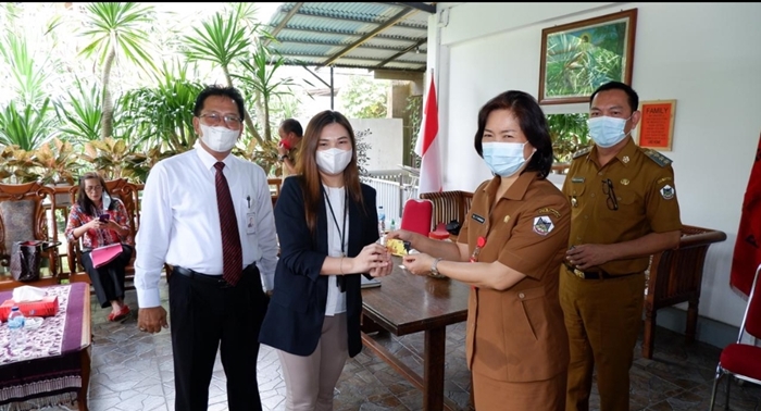 caroll-senduk-dan-ketua-tp-pkk-menerima-audiensi-dari-bri.jpg