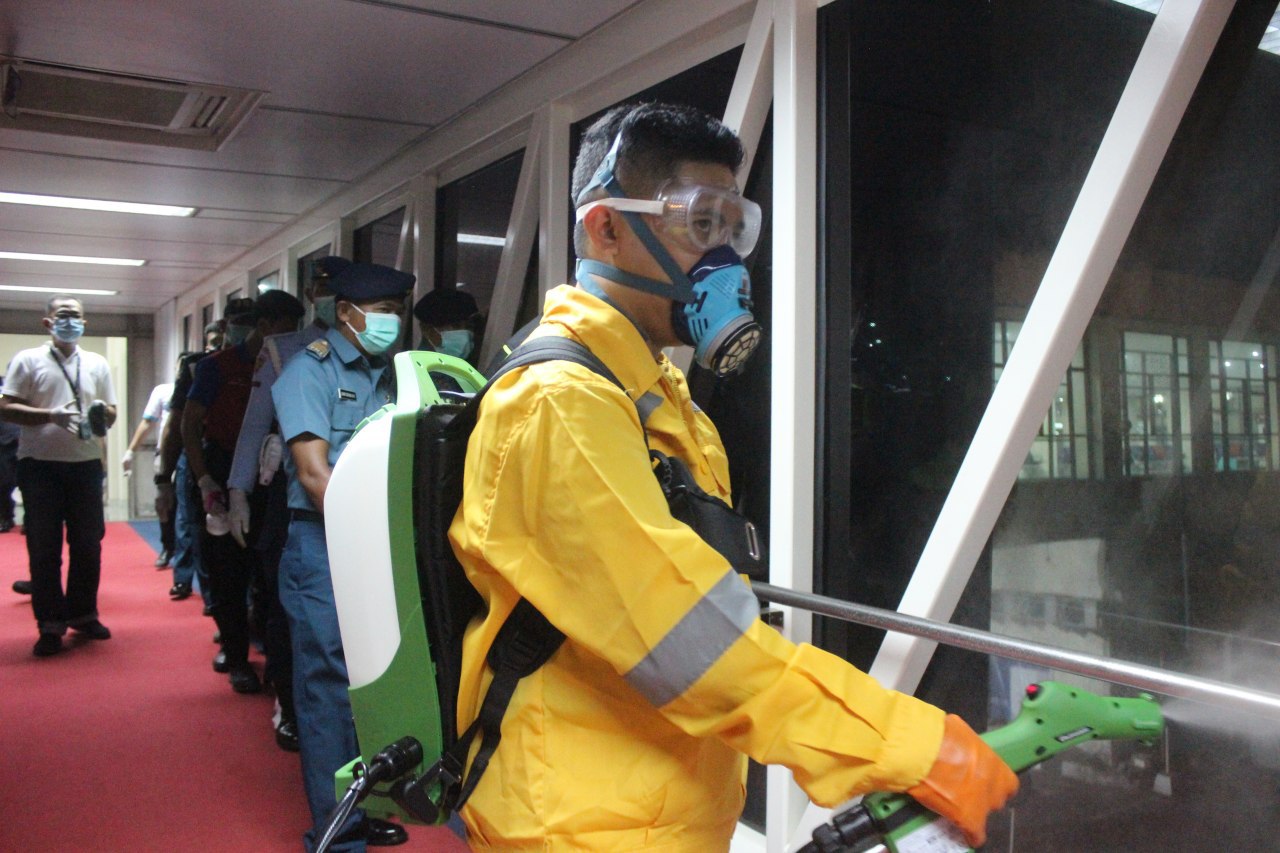 cegah-corona-pt-angkasa-pura-i-semprot-disinfektan-di-seluruh-area-bandara-samrat-manado.jpg