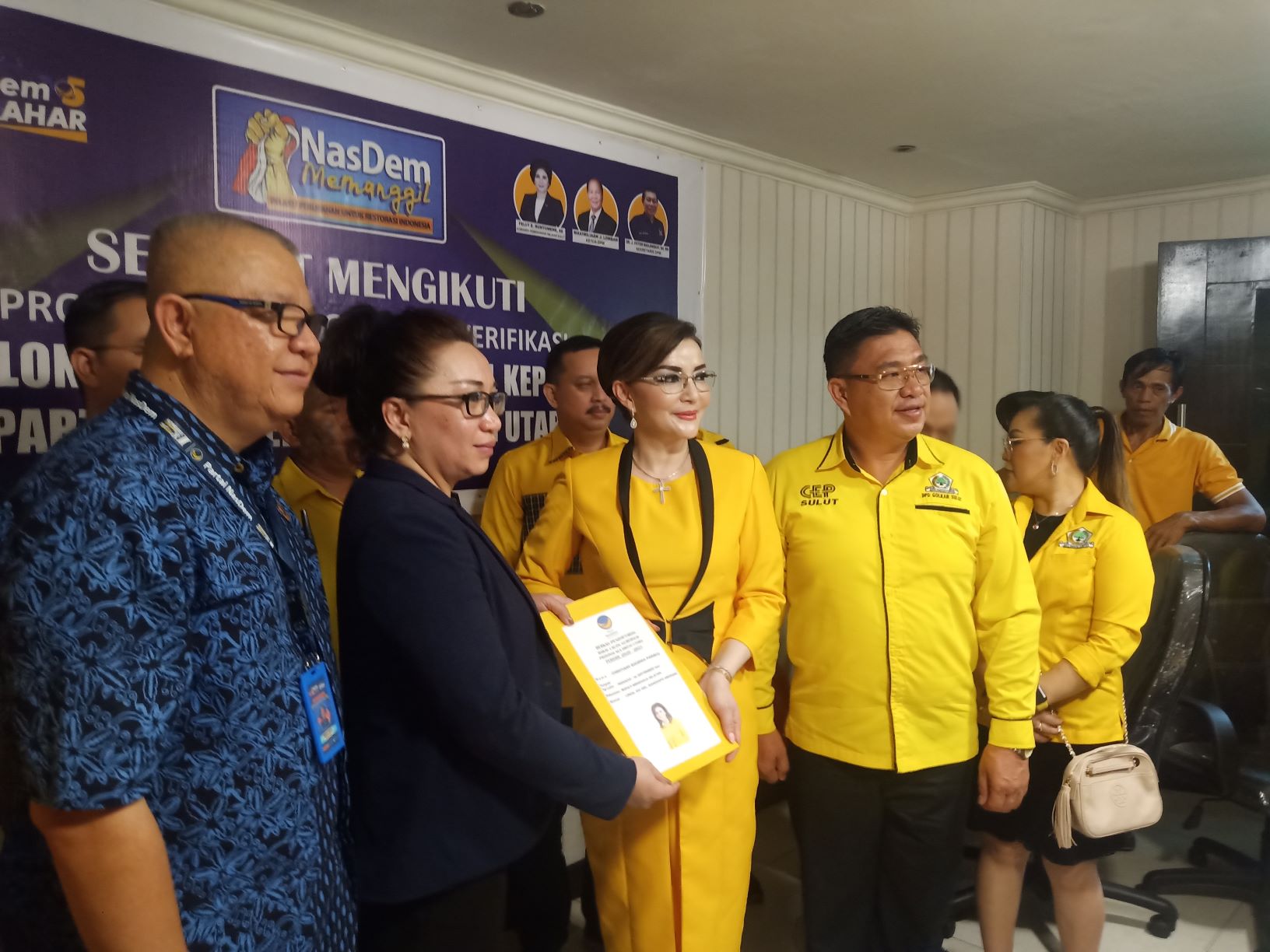cep-diterima-tim-penjaringan-nasdem-yakni-peggy-rumambi-edwin-assa.jpg