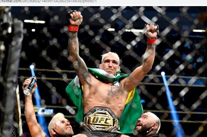 charles-oliveira-saat-melakukan-selebrasi-usai-mengamankan-sabuknya.jpg