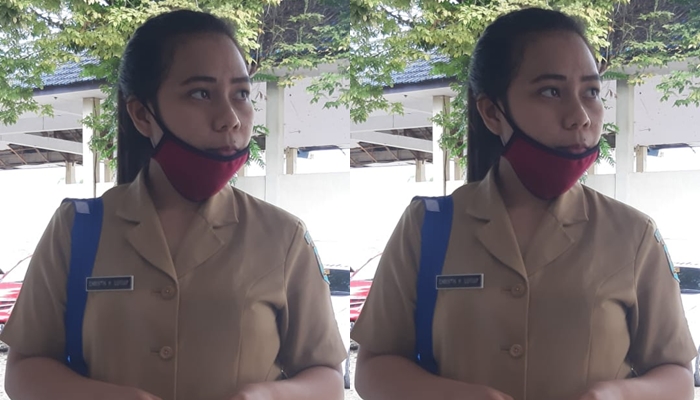 Guru Cantik Ini Berbagi Pengalaman Mengajar Luring