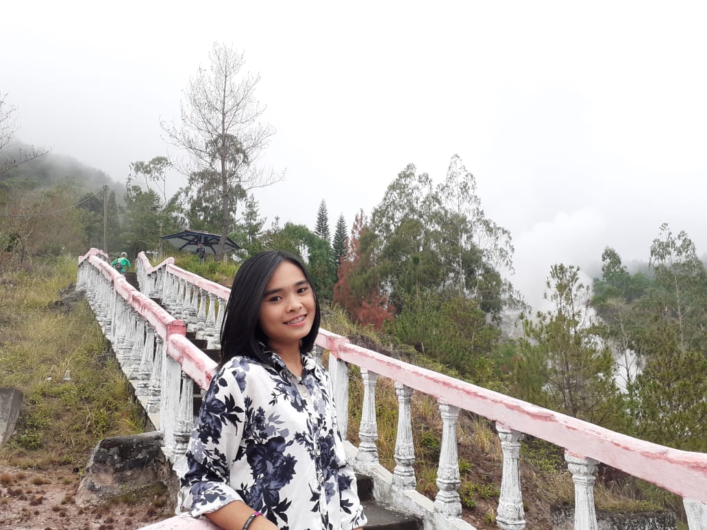 Wanita Cantik di Sulut Ini Manfaatkan Libur Bersama Orang Tua dengan Membantu Membuat Kopra