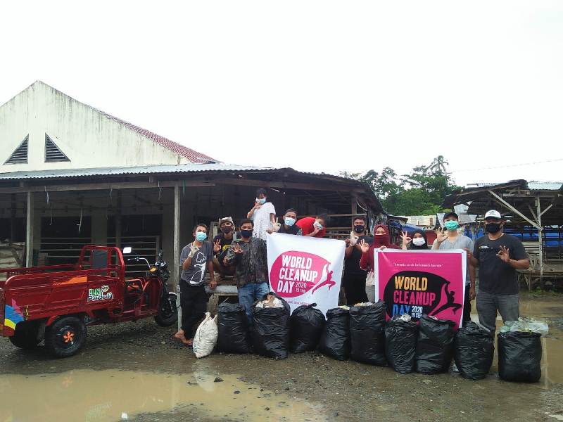 Sambut WCD 2020, Core Tim Regional Bolsel Angkut Puluhan Sampah Plastik dari Pasar Soguo