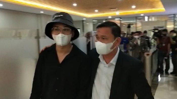 crazy-rich-medan-indra-kenz-akhirnya-memenuhi-pemeriksaan-polisi.jpg