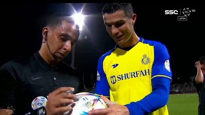 cristiano-ronaldo-cetak-empat-gol-al-nassr-kalahkan-al-wehda-minta-tanda-tangan-wasit-usai-laga.jpg