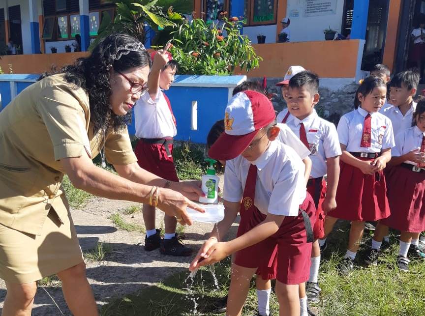 Mulai Hari Ini Seluruh Sekolah se-Boltim Terapkan Cuci Tangan Sebelum Masuk dan Keluar Kelas