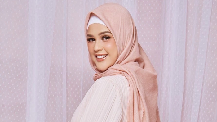 Cut Meyriska Tampil Anggun, Pakai Busana Tunik dan Hijab Lilit Saat Dipeluk Roger Danuarta