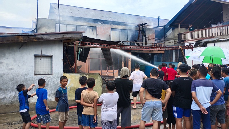 Damkar Kotamobagu Berhasil Padamkan Api di Eks Kos-Kosan Kelurahan Kotamobagu
