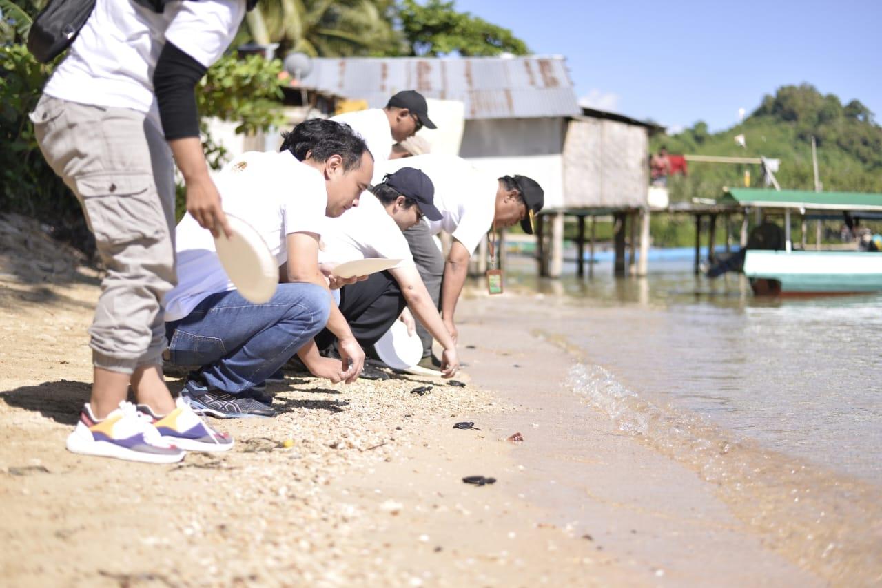 Hari Lingkungan Hidup Dunia, Pertamina Fuel Terminal Gorontalo Lepas Tukik dan Bersihkan Pantai Dunu