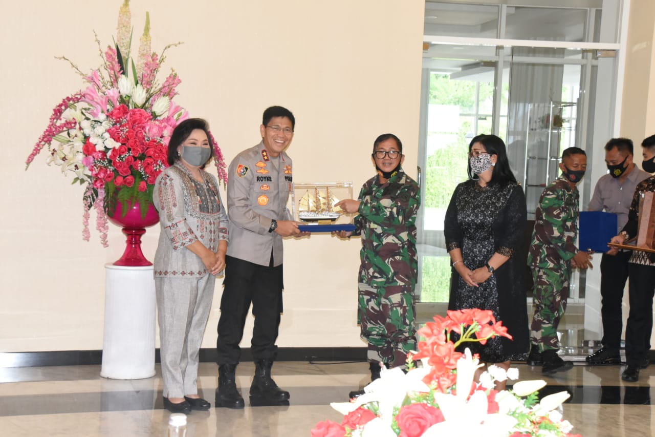 Danlantamal VIII Hadiri Pisah Sambut Kapolda Sulut