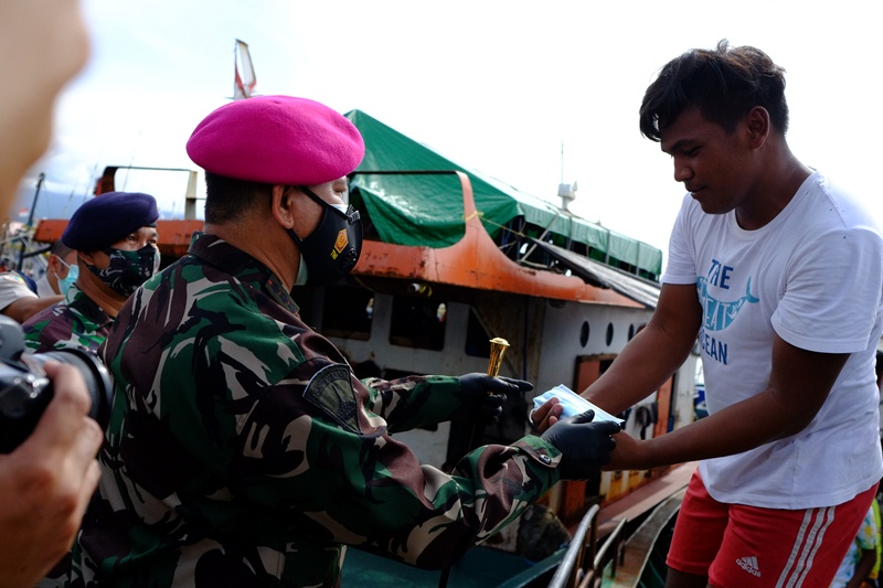 danlantamal-viii-kolonel-marinir-i-wayan-ariwijaya-kunjungi-pelabuhan-tpi.jpg