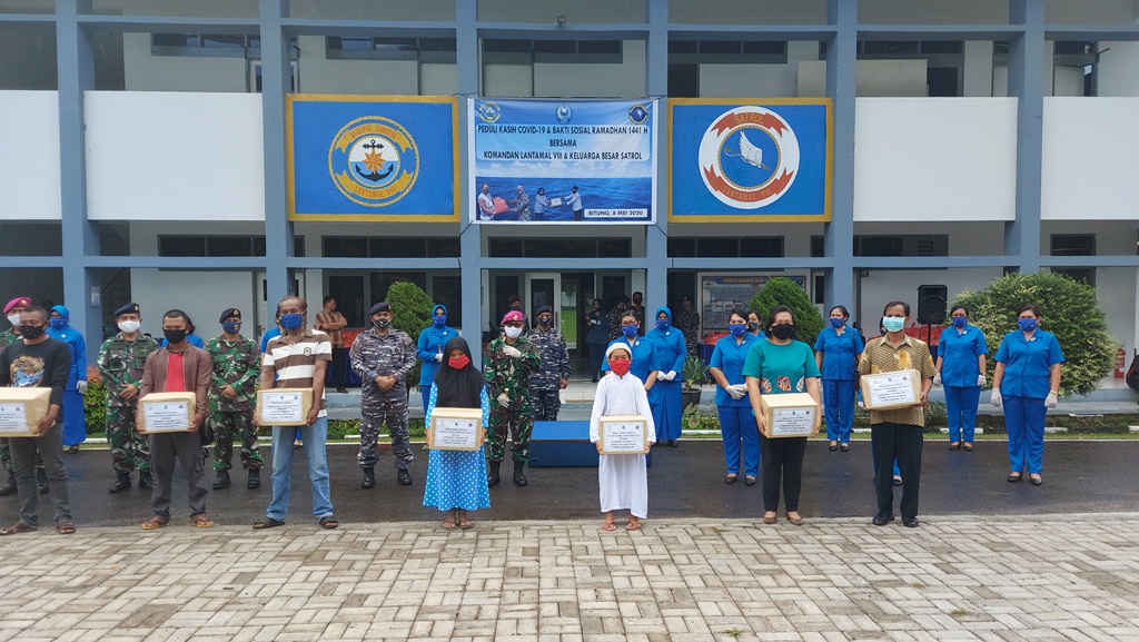 danlantamal-viii-serahkan-bantuan-pangan-kepada-warga-terdampak-covid-19-1.jpg