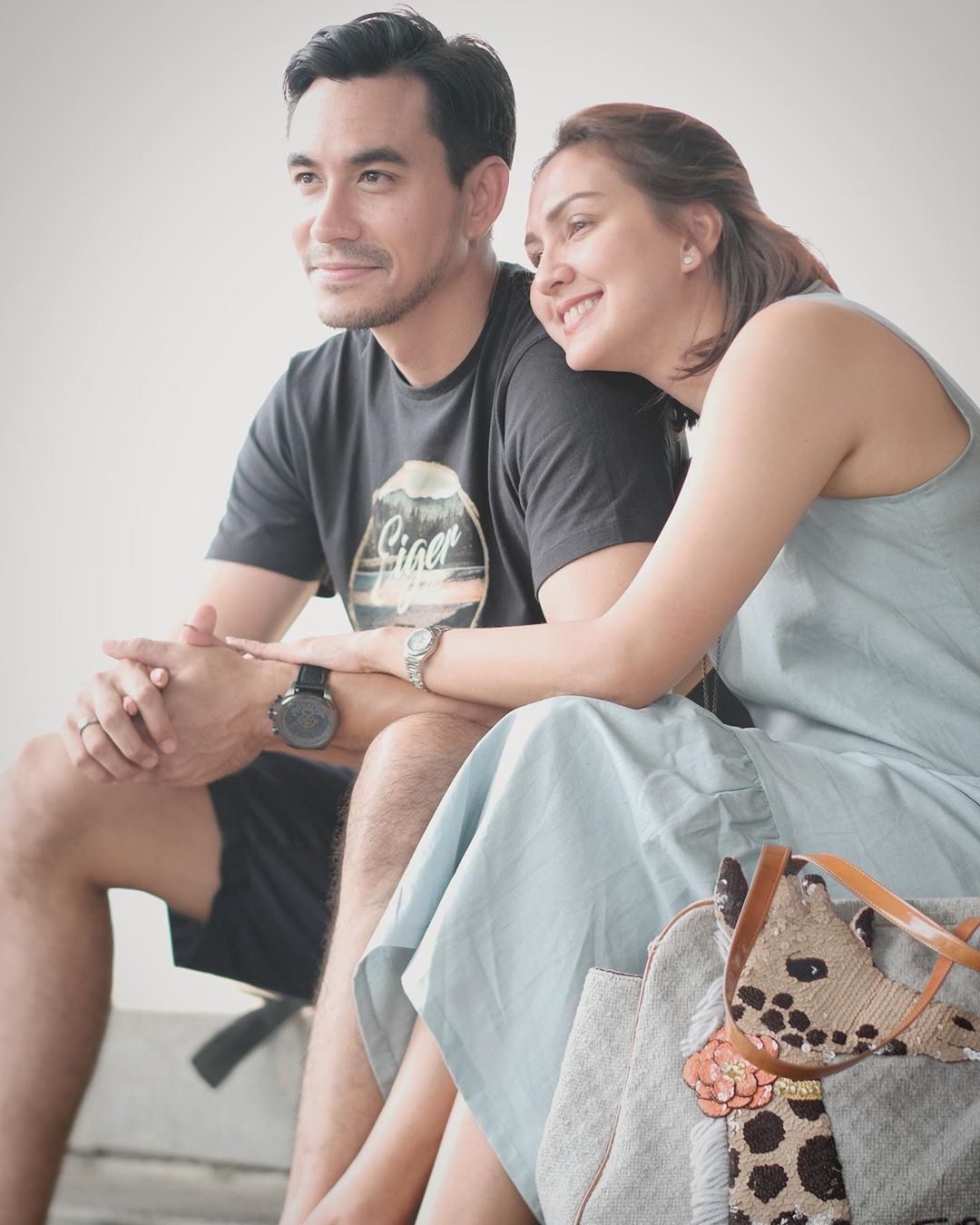 Selain Darius Sinathrya dan Donna Agnesia, Ini 7 Artis Tampan yang Dinikahi Wanita Lebih Tua