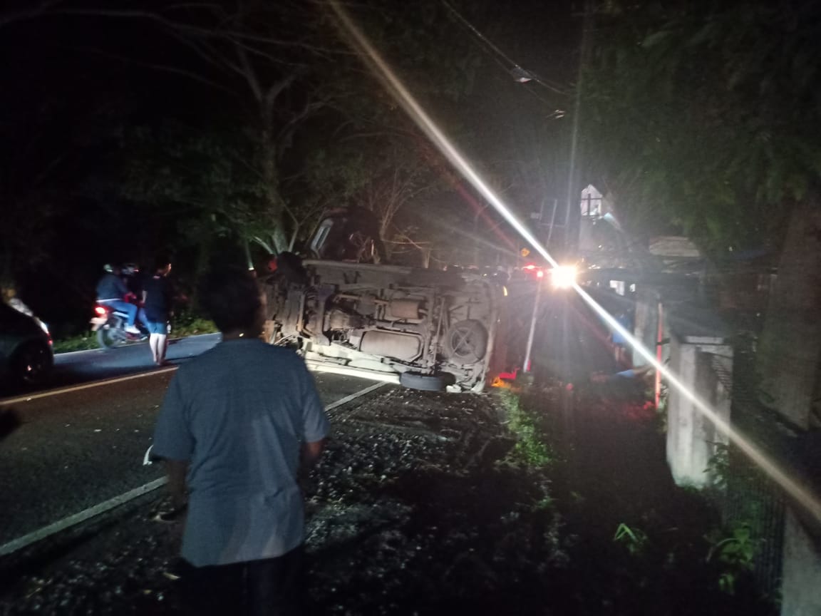 Tabrakan dengan Mikro, Sebuah Ambulance Terbalik, Didalamnya Ada Pasien yang Tengah Diinfus