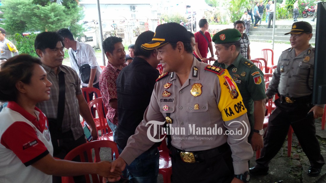 Debat Kandidat Pilkada Mitra, Petugas Periksa Sajam di Gedung Wale Wulan Lumintang