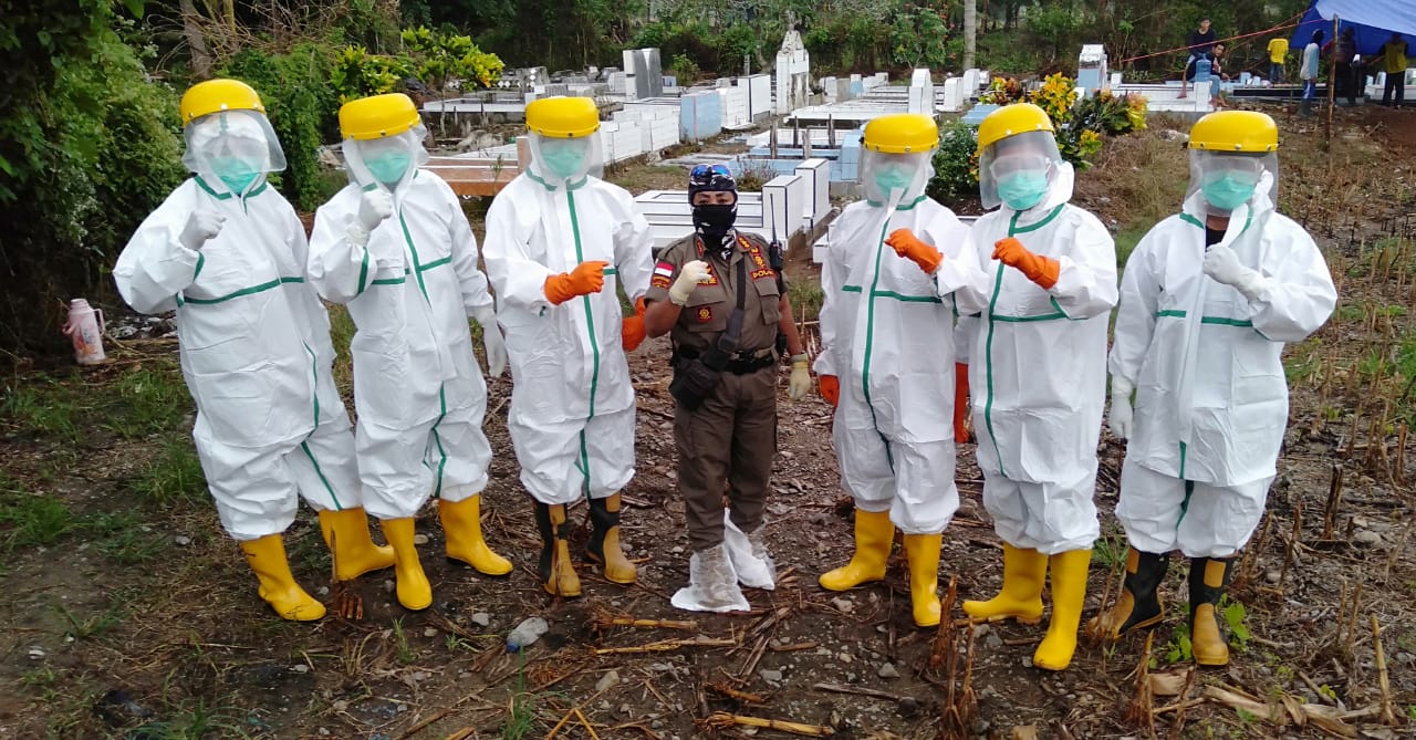 delapan-satpol-pp-pengubur-jenazah-covid-19.jpg
