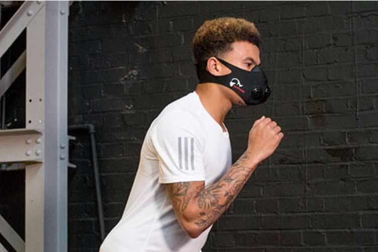 dele-alli-berlatih-menggunakan-masker-khusus-dari-altitude-mask.jpg