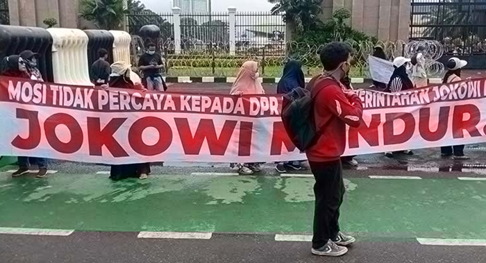 demo-di-depan-gedung-dpr-ri-kamis-21-april-2022-emak-emak-demonstran-teriak-turunkan-jokowi.jpg