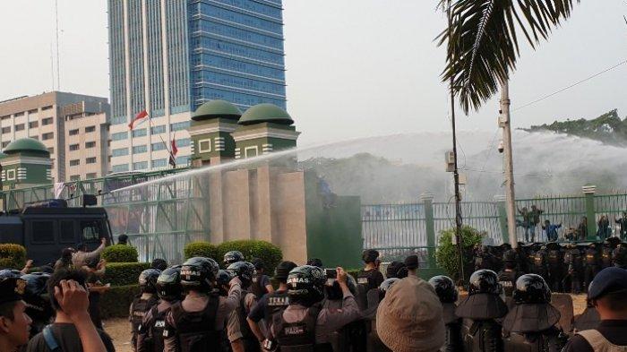 Gerbang DPR RI Hampir Roboh, Seorang Wanita Terluka