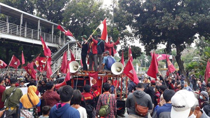 demo-penolakan-uu-cipta-kerja-di-sekitaran-monas-dekat-patung-kuda-gambir-jakarta-pusat.jpg