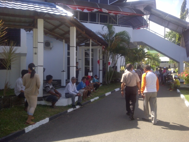 Warga Lingkar Tambang Duduki Kantor DPRD Bitung