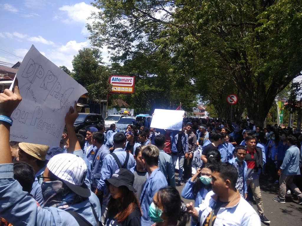 Demo Mahasiswa di DPRD Sulut Membuat Macet, Tukang Ojek Tak Mau Antar Penumpang ke Bandara