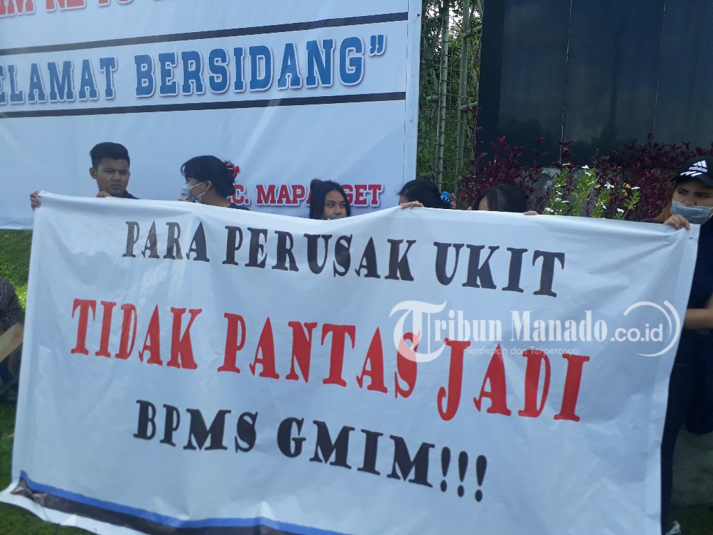 Ratusan Mahasiswa UKIT Demonstrasi di Lokasi Sidang Majelis Sinode