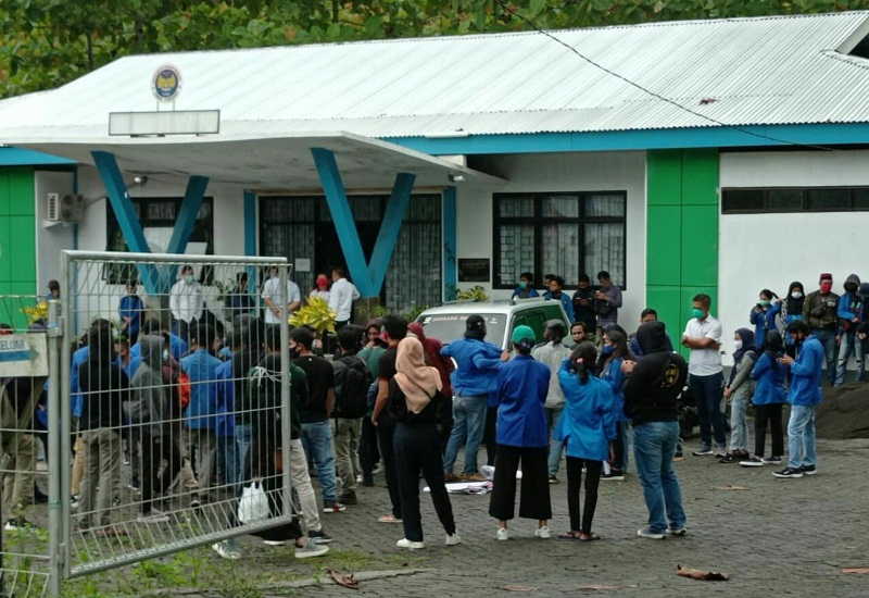 Puluhan Mahasiswa Unima Gelar Demo, Titof: Kampus Akan Tindak Tegas Jika Terjadi Aksi Anarkis