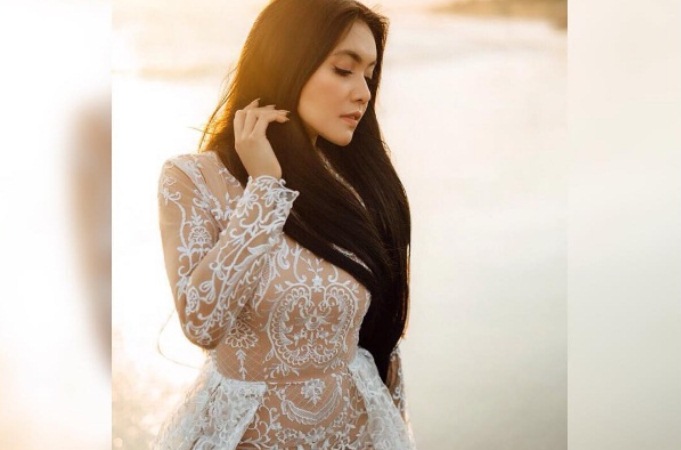 Pakai Kutang di Luar Baju, Denada Kembali Dinyinyir, Warganet: Celananya Juga Gak Dikancingin?