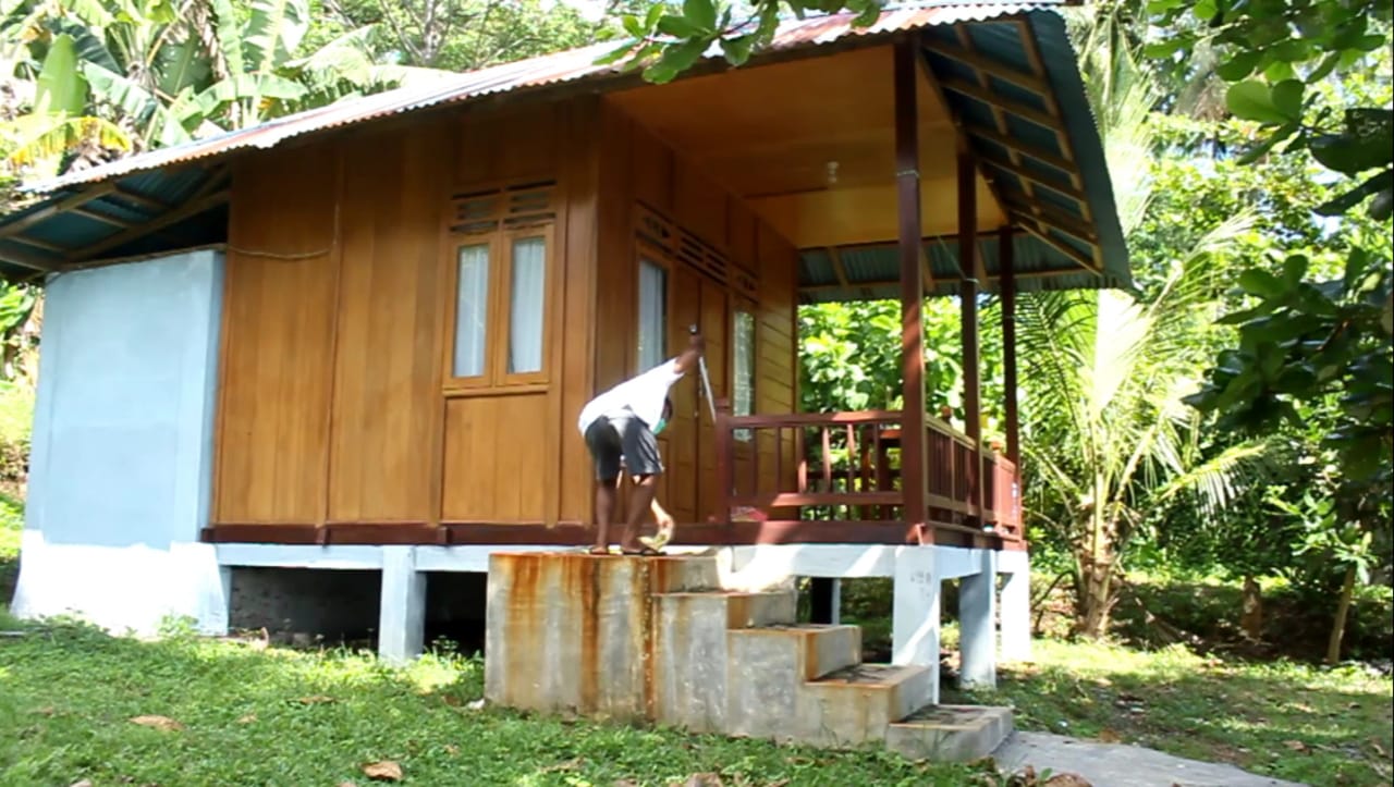 desly-saat-membersihkan-halaman-dan-bagian-depan-homestay.jpg