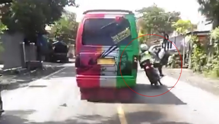 detik-detik-seorang-polisi-diserempet-mobil-minibus.jpg