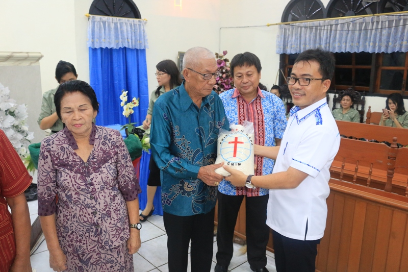 diakonia-pkb-gmim-bagi-lansia_20161204_223400.jpg