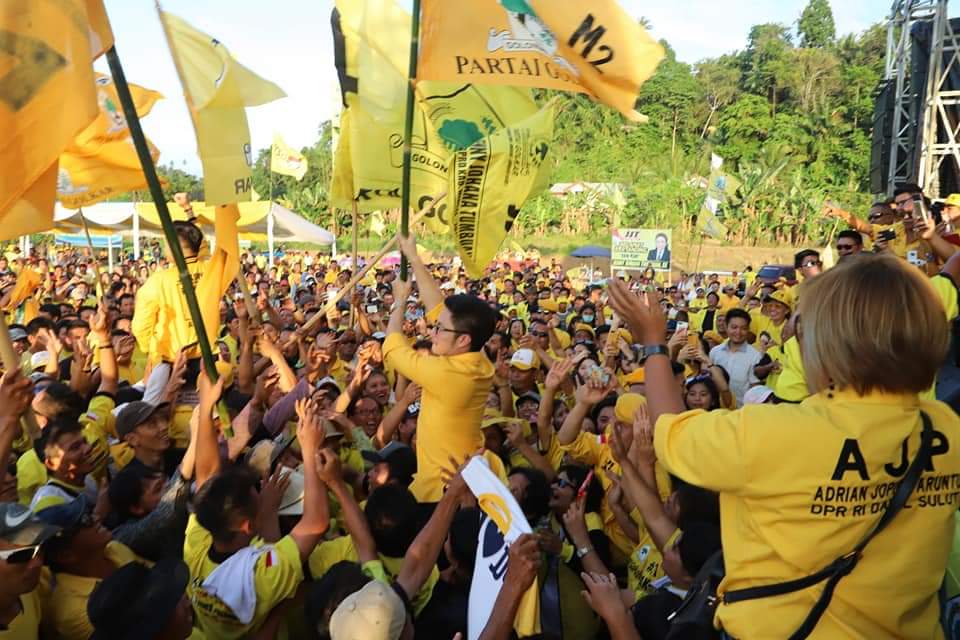 diarak-massa-adrian-paruntu-kibarkan-panji-golkar-di-lapangan-pondang.jpg